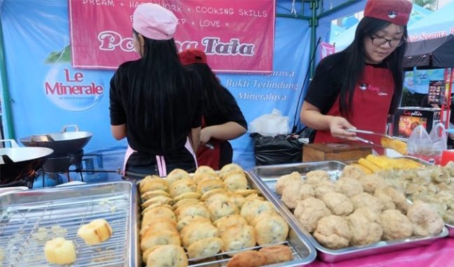 Pohong Tata, Oleh-oleh Khas Surabaya, 1. Nasi Goreng Jancuk, 2. Sego Sambel Khas Surabaya, 3. Nasi Cumi Nikmat Surabaya, 4. Nasi Campur Tambak Bayan, 5. Nasi Empal Pengampon, 6. Nasi Krawu Surabaya, 7. Rujak Cingur Khas Surabaya, 8. Tahu Tek Surabaya, 9. Pecel Semanggi, 10. Sate Klopo, 11. Sate Lisidu, 12. Sate Karak, 13. Lontong Kupang, 14. Lontong Balap Paling Enak, 15. Mie Akhirat Kota SBY, 16. Mie Pecun, 17. Bebek Mercon, 18. Bebek Palupi, 19. Bebek Goreng Sinjay, 20. Bebek Tugu Pahlawan, 21. Rawon Kalkulator Taman Bungkul, 22. Rawon Setan Khas Surabaya, 23. Belut Spesial Khas Surabaya, 24. Soto Lamongan Cak Har, 25. Kepiting Cak Gundul, 26. Tahu Campur , 27. Surabaya Snowcake , 28. Almond Crispy Cheese, 29. Es Krim Zangrandi , 30. Soto Gubeng, 31. Pohong Tata, 32. Lapis Surabaya, 33. Sirup Bogem Mangrove