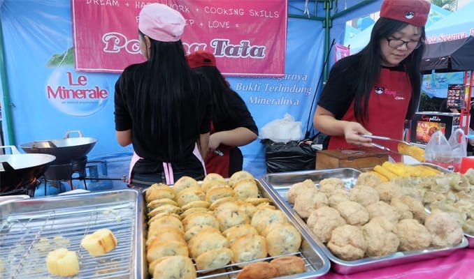 Pohong Tata, Oleh-oleh Khas Surabaya, 1. Almond Crispy Cheese, Oleh-oleh khas Surabaya, 2. Spikoe, 3. Belinjo Udang (Blidang), Khas Surabaya, 4. Keripik Buah Kane-Kane, 5. Pohong Tata, Oleh-oleh Khas Surabaya, 6. Kue Lapis Surabaya, 7. Sambal Bu Rudy Khas Surabaya, 8. Kue Mente, Produk Khas Surabaya, 9. Suoklat, Jajanan Khas Surabaya, 10. Kaos Cak Cuk, Asli Surabaya, 11. Kerupuk Ikan Kenjeran, 12. Kue Bikang Peneleh, 13. Fruit Cake Glory, 14. Sambal Cuk, 15. Abon Sapi Padmosusastro, 16. Bebek Djangkep, 17. Surabaya Snowcake, 18. Rambak Sapi, 19. Oseng Tuna Asap, 20. Kopi Bandrek, Oleh-oleh Khas Surabaya, 21. Bandeng Asap, 22. Siropen Telasih, 23. Krupuk Udang Lobster, 24. GunaGuna Snack, 25. Bunarendang, 26. Jenang dan Sirup Mangrove, 27. Bolu Joeang Surabaya , 28. Dawet Blauran , 29. Baju Batik Surabaya, 30. Sepatu Khas Wedoro, 31. Vallens Cake Surabaya, 32. Bandang Asap