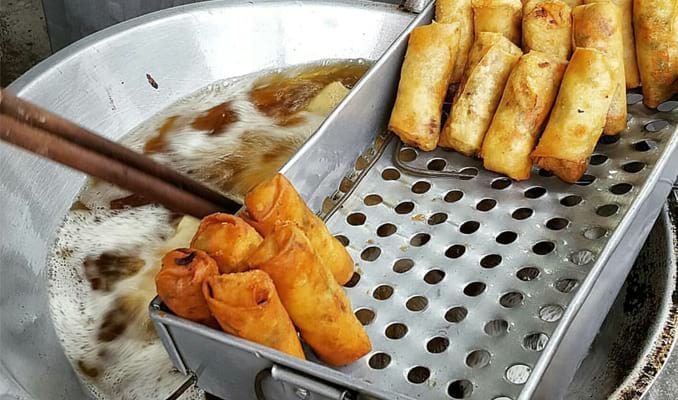 Popia Yoserizal Khas Medan, 1. Bika Ambon, 2. Bolu Meranti Medan, 3. Pancake Durian Medan, 4. Durian Ucok, 5. Kain Ulos, 6. Sirup Buah Markisa Khas Medan, 7. Teri Medan, 8. Kopi Sidikalang Medan, 9. Kacang Sihobuk, 10. Manisan Jambu, 11. Medan Napoleon, 12. Risol Spesial Gogo, 13. Pia Tamiang, 14. Tempe Medan, 15. Ikan Sale Medan, 16. Lemang, 17. Roti Ganda Medan, 18. Kaos Medan, 19. Batik Medan, 20. Sate Kerang Rahmat Toha, 21. Dolung-dolung Parapat, 22. Bolu Toba, 23. Rujak Brayan Khas Medan, 24. Popia Yoserizal Khas Medan, 25. Lapis Legit Medan