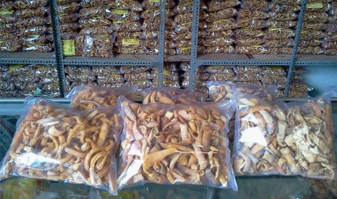 Rambak Sapi, 1. Almond Crispy Cheese, Oleh-oleh khas Surabaya, 2. Spikoe, 3. Belinjo Udang (Blidang), Khas Surabaya, 4. Keripik Buah Kane-Kane, 5. Pohong Tata, Oleh-oleh Khas Surabaya, 6. Kue Lapis Surabaya, 7. Sambal Bu Rudy Khas Surabaya, 8. Kue Mente, Produk Khas Surabaya, 9. Suoklat, Jajanan Khas Surabaya, 10. Kaos Cak Cuk, Asli Surabaya, 11. Kerupuk Ikan Kenjeran, 12. Kue Bikang Peneleh, 13. Fruit Cake Glory, 14. Sambal Cuk, 15. Abon Sapi Padmosusastro, 16. Bebek Djangkep, 17. Surabaya Snowcake, 18. Rambak Sapi, 19. Oseng Tuna Asap, 20. Kopi Bandrek, Oleh-oleh Khas Surabaya, 21. Bandeng Asap, 22. Siropen Telasih, 23. Krupuk Udang Lobster, 24. GunaGuna Snack, 25. Bunarendang, 26. Jenang dan Sirup Mangrove, 27. Bolu Joeang Surabaya , 28. Dawet Blauran , 29. Baju Batik Surabaya, 30. Sepatu Khas Wedoro, 31. Vallens Cake Surabaya, 32. Bandang Asap