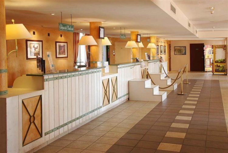 Resepsionis, via iceportal, 1. Kyriad Disneyland Resort Paris, Salah Satu Hotel Partner Disneyland Paris yang Rate-nya Kerap Diobral Abis!, 2. Walau Nggak Sepenuhnya Berbentuk Hotel, Sejours et Affaires Rive Gauche Aparthotel Ini Cukup Layak Untuk Dipertimbangkan, 3. Satu Lagi Hotel Partner Disneyland Paris yang Perlu Dipertimbangkan, yaitu Adagio Marne La Vallée Val d’Europe Aparthotel, 4. Hipark Residence Serris Val d’Europe, Apartemen Keren yang Rate-nya Masih Dibawah 1 Juta, 5. Alternatif Lainnya, Kalian Bisa Melirik Residhome Val d’Europe Yang Juga Ada di Sekitar Disneyland Paris, 6. Walau Nggak Dekat-Dekat Amat dengan Disneyland Paris, Ibis Budget Marne la Vallée Layak Dilirik Karena Rate-nya yang Asyik Banget