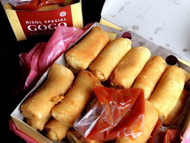Risol Spesial Gogo, 1. Bika Ambon, 2. Bolu Meranti Medan, 3. Pancake Durian Medan, 4. Durian Ucok, 5. Kain Ulos, 6. Sirup Buah Markisa Khas Medan, 7. Teri Medan, 8. Kopi Sidikalang Medan, 9. Kacang Sihobuk, 10. Manisan Jambu, 11. Medan Napoleon, 12. Risol Spesial Gogo, 13. Pia Tamiang, 14. Tempe Medan, 15. Ikan Sale Medan, 16. Lemang, 17. Roti Ganda Medan, 18. Kaos Medan, 19. Batik Medan, 20. Sate Kerang Rahmat Toha, 21. Dolung-dolung Parapat, 22. Bolu Toba, 23. Rujak Brayan Khas Medan, 24. Popia Yoserizal Khas Medan, 25. Lapis Legit Medan