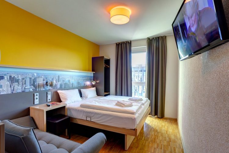 Room Meininger Hotel Frankfurt Main Messe via Tripadvisor, 1. Sendiri Atau Keluarga, Perokok atau Bukan, B&amp;B Hotel Frankfurt City-Ost Menyediakan Akomodasi Untuk Semua Orang!, 2. United Hostel Frankfurt City Center Ini Terkenal Sebagai Penginapan Favorit Para Backpackers Muda Dunia., 3. Bagi Kamu yang Penuh Semangat, Meininger Hotel Frankfurt Main Messe Sepertinya Keren dan Cozy!, 4. Asyiknya Merilekskan Diri dengan Berbagai Layanan Spa di Savoy Hotel, 5. Nggak Perlu Pusing Mikirin Transport Kalau Menginapnya di Comfort Hotel Frankfurt City Center yang Super Strategis, 6. Pura-Pura Punya Rumah Sendiri di Germany dengan Menginap di Villa Orchard Frankfurt yang Nyaman, 7. Penuh Kejutan di Setiap Ruang Clarion Collection Hotel yang Berfasilitas Lengkap, 8. Malas Perjalanan Jauh dari Bandara? Park Inn by Radisson Frankfurt Airport Hotel Sebagai Solusinya!, 9. Ada Lagi Nih Smart Stay Hotel Frankfurt yang Merupakan Cara Pintar untuk Menghemat Budget