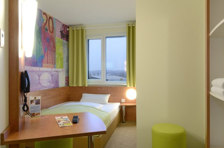 Room B&amp;B Hotel Frankfurt City-Ost via Zoovercom, 1. Sendiri Atau Keluarga, Perokok atau Bukan, B&amp;B Hotel Frankfurt City-Ost Menyediakan Akomodasi Untuk Semua Orang!, 2. United Hostel Frankfurt City Center Ini Terkenal Sebagai Penginapan Favorit Para Backpackers Muda Dunia., 3. Bagi Kamu yang Penuh Semangat, Meininger Hotel Frankfurt Main Messe Sepertinya Keren dan Cozy!, 4. Asyiknya Merilekskan Diri dengan Berbagai Layanan Spa di Savoy Hotel, 5. Nggak Perlu Pusing Mikirin Transport Kalau Menginapnya di Comfort Hotel Frankfurt City Center yang Super Strategis, 6. Pura-Pura Punya Rumah Sendiri di Germany dengan Menginap di Villa Orchard Frankfurt yang Nyaman, 7. Penuh Kejutan di Setiap Ruang Clarion Collection Hotel yang Berfasilitas Lengkap, 8. Malas Perjalanan Jauh dari Bandara? Park Inn by Radisson Frankfurt Airport Hotel Sebagai Solusinya!, 9. Ada Lagi Nih Smart Stay Hotel Frankfurt yang Merupakan Cara Pintar untuk Menghemat Budget