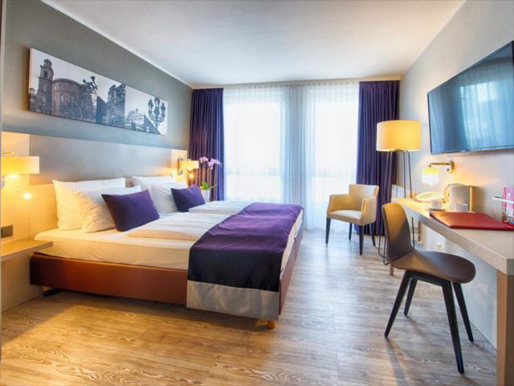 Room Comfort Hotel Frankfurt City Center  via Agoda, 1. Sendiri Atau Keluarga, Perokok atau Bukan, B&amp;B Hotel Frankfurt City-Ost Menyediakan Akomodasi Untuk Semua Orang!, 2. United Hostel Frankfurt City Center Ini Terkenal Sebagai Penginapan Favorit Para Backpackers Muda Dunia., 3. Bagi Kamu yang Penuh Semangat, Meininger Hotel Frankfurt Main Messe Sepertinya Keren dan Cozy!, 4. Asyiknya Merilekskan Diri dengan Berbagai Layanan Spa di Savoy Hotel, 5. Nggak Perlu Pusing Mikirin Transport Kalau Menginapnya di Comfort Hotel Frankfurt City Center yang Super Strategis, 6. Pura-Pura Punya Rumah Sendiri di Germany dengan Menginap di Villa Orchard Frankfurt yang Nyaman, 7. Penuh Kejutan di Setiap Ruang Clarion Collection Hotel yang Berfasilitas Lengkap, 8. Malas Perjalanan Jauh dari Bandara? Park Inn by Radisson Frankfurt Airport Hotel Sebagai Solusinya!, 9. Ada Lagi Nih Smart Stay Hotel Frankfurt yang Merupakan Cara Pintar untuk Menghemat Budget