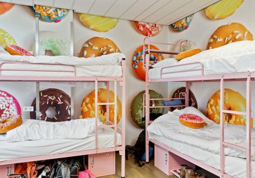 Room Hostelle via Kayak, 1. Mitos: “Untuk Dapat Tiket Pesawat Murah, Pesannya Harus Jauh-jauh Hari Sebelum Hari-H.”, 2. Mitos: “Beli tiket pesawat di hari Selasa, harganya lebih murah dari hari lain.”, 3. Mitos: “Jetlag terjadi karena kurang tidur selama di perjalanan.”, 4. Mitos: “Travelling itu mahal dan hanya cocok untuk mereka yang punya banyak duit!”, 5. Mitos: “Traveling cuma cocok untuk mereka yang punya waktu. Saya sih sibuk, nggak sempat jalan-jalan!”, 6. Mitos: “Ngapain jalan-jalan? Ngabisin duit aja ah!”, 7. Mitos: “Solo traveling itu berbahaya. Apalagi kalau kamu perempuan!”, 8. Mitos: “Mumpung masih single, jalan-jalan dulu sepuasnya. Kalau sudah punya anak sih, ribet!”, 9. Mitos: “Bahasa Inggris bisa diterima di seluruh dunia.”, 10. Mitos: “Karena nggak semua negara ngerti bahasa Inggris, kamu harus belajar dulu bahasa negara yang akan dikunjungi sebelum main kesana”, 11. Mitos: “Pergi traveling bareng orang yang belum dikenal itu nggak banget deh! Bahaya!”, 12. Mitos: “Ngapain nginep di hostel? Hostel kan cuma cocok untuk backpackers atau mahasiswa aja!”, 13. Mitos: “Jangan coba-coba ikutan couchsurfing. Bahaya banget menginap di rumah orang yang nggak dikenal, 14. Mitos: “Buku panduan wisata itu nggak selalu tepat. Yang paling oke tuh tanya langsung ke penduduk lokal!”, 15. Mitos: “Pemegang passport Indonesia bakalan ribet kalau mau jalan-jalan keliling dunia.”, 16. Mitos: “Waktu paling strategis untuk menekan budget traveling, adalah dengan berwisata pas low season”, 17. Mitos: “Untuk dapat harga terbaik, pesan kamar hotel lewat situs booking saja.”, 18. Mitos: “Kalau lagi jalan-jalan, jangan jajan di pinggir jalan. Bisa bikin sakit, lho! Mending makan di restoran saja deh!”