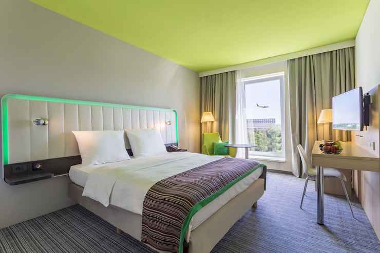 Room Park Inn by Radisson Frankfurt Airport Hotel via Traveloka, 1. Sendiri Atau Keluarga, Perokok atau Bukan, B&amp;B Hotel Frankfurt City-Ost Menyediakan Akomodasi Untuk Semua Orang!, 2. United Hostel Frankfurt City Center Ini Terkenal Sebagai Penginapan Favorit Para Backpackers Muda Dunia., 3. Bagi Kamu yang Penuh Semangat, Meininger Hotel Frankfurt Main Messe Sepertinya Keren dan Cozy!, 4. Asyiknya Merilekskan Diri dengan Berbagai Layanan Spa di Savoy Hotel, 5. Nggak Perlu Pusing Mikirin Transport Kalau Menginapnya di Comfort Hotel Frankfurt City Center yang Super Strategis, 6. Pura-Pura Punya Rumah Sendiri di Germany dengan Menginap di Villa Orchard Frankfurt yang Nyaman, 7. Penuh Kejutan di Setiap Ruang Clarion Collection Hotel yang Berfasilitas Lengkap, 8. Malas Perjalanan Jauh dari Bandara? Park Inn by Radisson Frankfurt Airport Hotel Sebagai Solusinya!, 9. Ada Lagi Nih Smart Stay Hotel Frankfurt yang Merupakan Cara Pintar untuk Menghemat Budget