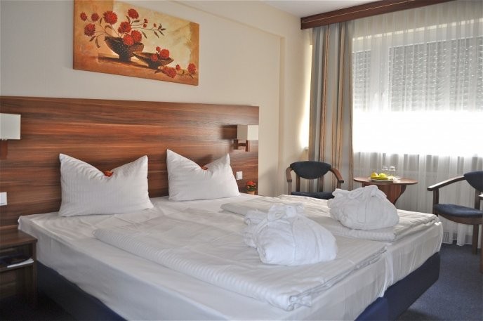 Room Savoy Hotel via Budgetplaces, 1. Sendiri Atau Keluarga, Perokok atau Bukan, B&amp;B Hotel Frankfurt City-Ost Menyediakan Akomodasi Untuk Semua Orang!, 2. United Hostel Frankfurt City Center Ini Terkenal Sebagai Penginapan Favorit Para Backpackers Muda Dunia., 3. Bagi Kamu yang Penuh Semangat, Meininger Hotel Frankfurt Main Messe Sepertinya Keren dan Cozy!, 4. Asyiknya Merilekskan Diri dengan Berbagai Layanan Spa di Savoy Hotel, 5. Nggak Perlu Pusing Mikirin Transport Kalau Menginapnya di Comfort Hotel Frankfurt City Center yang Super Strategis, 6. Pura-Pura Punya Rumah Sendiri di Germany dengan Menginap di Villa Orchard Frankfurt yang Nyaman, 7. Penuh Kejutan di Setiap Ruang Clarion Collection Hotel yang Berfasilitas Lengkap, 8. Malas Perjalanan Jauh dari Bandara? Park Inn by Radisson Frankfurt Airport Hotel Sebagai Solusinya!, 9. Ada Lagi Nih Smart Stay Hotel Frankfurt yang Merupakan Cara Pintar untuk Menghemat Budget
