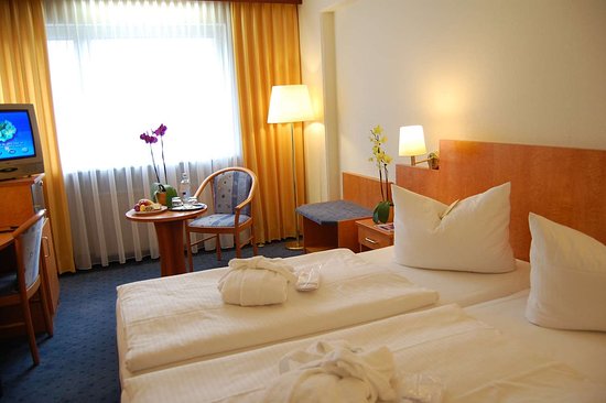 Room Savoy Hotel via Tripadvisor, 1. Sendiri Atau Keluarga, Perokok atau Bukan, B&amp;B Hotel Frankfurt City-Ost Menyediakan Akomodasi Untuk Semua Orang!, 2. United Hostel Frankfurt City Center Ini Terkenal Sebagai Penginapan Favorit Para Backpackers Muda Dunia., 3. Bagi Kamu yang Penuh Semangat, Meininger Hotel Frankfurt Main Messe Sepertinya Keren dan Cozy!, 4. Asyiknya Merilekskan Diri dengan Berbagai Layanan Spa di Savoy Hotel, 5. Nggak Perlu Pusing Mikirin Transport Kalau Menginapnya di Comfort Hotel Frankfurt City Center yang Super Strategis, 6. Pura-Pura Punya Rumah Sendiri di Germany dengan Menginap di Villa Orchard Frankfurt yang Nyaman, 7. Penuh Kejutan di Setiap Ruang Clarion Collection Hotel yang Berfasilitas Lengkap, 8. Malas Perjalanan Jauh dari Bandara? Park Inn by Radisson Frankfurt Airport Hotel Sebagai Solusinya!, 9. Ada Lagi Nih Smart Stay Hotel Frankfurt yang Merupakan Cara Pintar untuk Menghemat Budget