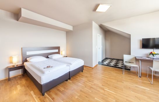 Room Smart Stay Hotel Frankfurt via Hotels, 1. Sendiri Atau Keluarga, Perokok atau Bukan, B&amp;B Hotel Frankfurt City-Ost Menyediakan Akomodasi Untuk Semua Orang!, 2. United Hostel Frankfurt City Center Ini Terkenal Sebagai Penginapan Favorit Para Backpackers Muda Dunia., 3. Bagi Kamu yang Penuh Semangat, Meininger Hotel Frankfurt Main Messe Sepertinya Keren dan Cozy!, 4. Asyiknya Merilekskan Diri dengan Berbagai Layanan Spa di Savoy Hotel, 5. Nggak Perlu Pusing Mikirin Transport Kalau Menginapnya di Comfort Hotel Frankfurt City Center yang Super Strategis, 6. Pura-Pura Punya Rumah Sendiri di Germany dengan Menginap di Villa Orchard Frankfurt yang Nyaman, 7. Penuh Kejutan di Setiap Ruang Clarion Collection Hotel yang Berfasilitas Lengkap, 8. Malas Perjalanan Jauh dari Bandara? Park Inn by Radisson Frankfurt Airport Hotel Sebagai Solusinya!, 9. Ada Lagi Nih Smart Stay Hotel Frankfurt yang Merupakan Cara Pintar untuk Menghemat Budget