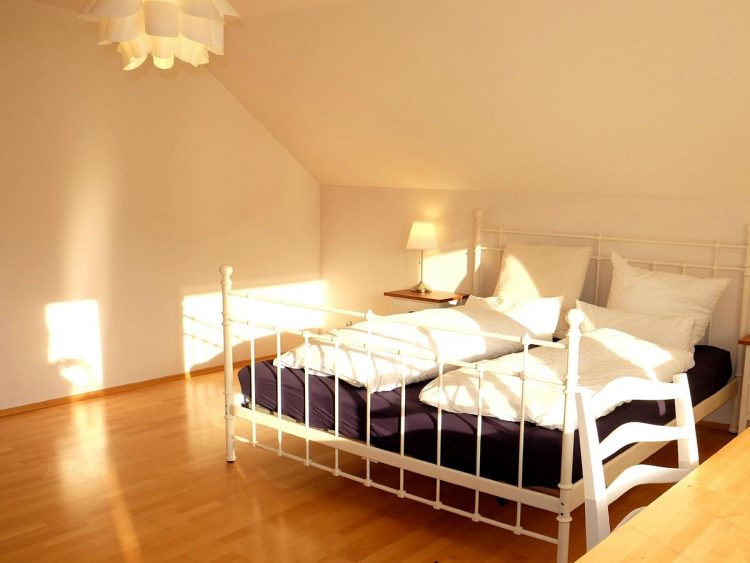 Room Villa Orchard Frankfurt via Tripadvisor, 1. Sendiri Atau Keluarga, Perokok atau Bukan, B&amp;B Hotel Frankfurt City-Ost Menyediakan Akomodasi Untuk Semua Orang!, 2. United Hostel Frankfurt City Center Ini Terkenal Sebagai Penginapan Favorit Para Backpackers Muda Dunia., 3. Bagi Kamu yang Penuh Semangat, Meininger Hotel Frankfurt Main Messe Sepertinya Keren dan Cozy!, 4. Asyiknya Merilekskan Diri dengan Berbagai Layanan Spa di Savoy Hotel, 5. Nggak Perlu Pusing Mikirin Transport Kalau Menginapnya di Comfort Hotel Frankfurt City Center yang Super Strategis, 6. Pura-Pura Punya Rumah Sendiri di Germany dengan Menginap di Villa Orchard Frankfurt yang Nyaman, 7. Penuh Kejutan di Setiap Ruang Clarion Collection Hotel yang Berfasilitas Lengkap, 8. Malas Perjalanan Jauh dari Bandara? Park Inn by Radisson Frankfurt Airport Hotel Sebagai Solusinya!, 9. Ada Lagi Nih Smart Stay Hotel Frankfurt yang Merupakan Cara Pintar untuk Menghemat Budget