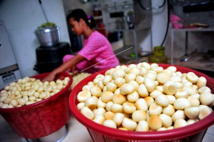 Roti Koing via Antaranews, 1. Pempek, 2. Tekwan, 3. Laksan, 4. Celimpungan, 5. Burgo, 6. Lakso, 7. Martabak Palembang, 8. Mie Celor, 9. Pindang Ikan, 10. Pindang Tulang, 11. Sate Sapi Cucuk Manis, 12. Bakmi Babi, 13. Es Kacang Merah, 14. Kemplang Palembang, 15. Godo-Godo, 16. Gulo Puan, 17. Roti Koing, 18. Sambal Tempoyak, 19. Model, 20. Malbi, 21. Kue 8 Jam, 22. Otak-otak Kuah Cuko, 23. Lempok, 24. Lenggang, 25. Martabak HAR, 26. Kue Lapis Kojo, 27. Kue Engkak Ketan , 28. Kue Maksuba, 29. Kue Bolu Suri, 30. Kue Gandus, 31. Kue Lumpang, 32. Kue Srikaya, 33. Dadar Jiwo, 34. Sambal Lingkung, 35. Telok Ukan