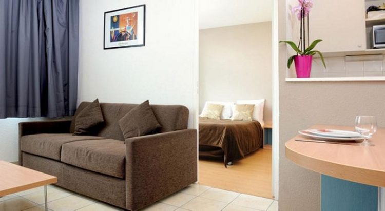 Ruang tamu dan ruang tidur, via booking, 1. Kyriad Disneyland Resort Paris, Salah Satu Hotel Partner Disneyland Paris yang Rate-nya Kerap Diobral Abis!, 2. Walau Nggak Sepenuhnya Berbentuk Hotel, Sejours et Affaires Rive Gauche Aparthotel Ini Cukup Layak Untuk Dipertimbangkan, 3. Satu Lagi Hotel Partner Disneyland Paris yang Perlu Dipertimbangkan, yaitu Adagio Marne La Vallée Val d’Europe Aparthotel, 4. Hipark Residence Serris Val d’Europe, Apartemen Keren yang Rate-nya Masih Dibawah 1 Juta, 5. Alternatif Lainnya, Kalian Bisa Melirik Residhome Val d’Europe Yang Juga Ada di Sekitar Disneyland Paris, 6. Walau Nggak Dekat-Dekat Amat dengan Disneyland Paris, Ibis Budget Marne la Vallée Layak Dilirik Karena Rate-nya yang Asyik Banget