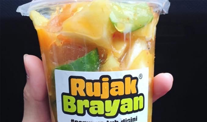 Rujak Brayan Khas Medan, 1. Bika Ambon, 2. Bolu Meranti Medan, 3. Pancake Durian Medan, 4. Durian Ucok, 5. Kain Ulos, 6. Sirup Buah Markisa Khas Medan, 7. Teri Medan, 8. Kopi Sidikalang Medan, 9. Kacang Sihobuk, 10. Manisan Jambu, 11. Medan Napoleon, 12. Risol Spesial Gogo, 13. Pia Tamiang, 14. Tempe Medan, 15. Ikan Sale Medan, 16. Lemang, 17. Roti Ganda Medan, 18. Kaos Medan, 19. Batik Medan, 20. Sate Kerang Rahmat Toha, 21. Dolung-dolung Parapat, 22. Bolu Toba, 23. Rujak Brayan Khas Medan, 24. Popia Yoserizal Khas Medan, 25. Lapis Legit Medan