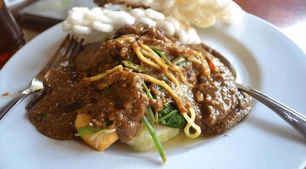 Rujak Cingur Khas Surabaya, 1. Nasi Goreng Jancuk, 2. Sego Sambel Khas Surabaya, 3. Nasi Cumi Nikmat Surabaya, 4. Nasi Campur Tambak Bayan, 5. Nasi Empal Pengampon, 6. Nasi Krawu Surabaya, 7. Rujak Cingur Khas Surabaya, 8. Tahu Tek Surabaya, 9. Pecel Semanggi, 10. Sate Klopo, 11. Sate Lisidu, 12. Sate Karak, 13. Lontong Kupang, 14. Lontong Balap Paling Enak, 15. Mie Akhirat Kota SBY, 16. Mie Pecun, 17. Bebek Mercon, 18. Bebek Palupi, 19. Bebek Goreng Sinjay, 20. Bebek Tugu Pahlawan, 21. Rawon Kalkulator Taman Bungkul, 22. Rawon Setan Khas Surabaya, 23. Belut Spesial Khas Surabaya, 24. Soto Lamongan Cak Har, 25. Kepiting Cak Gundul, 26. Tahu Campur , 27. Surabaya Snowcake , 28. Almond Crispy Cheese, 29. Es Krim Zangrandi , 30. Soto Gubeng, 31. Pohong Tata, 32. Lapis Surabaya, 33. Sirup Bogem Mangrove