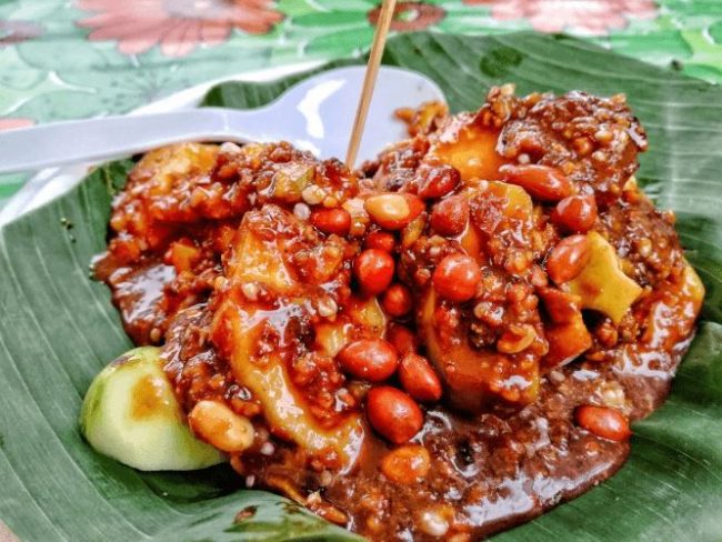 Rujak Kolam Medan, 1. Lontong Medan, 2. Mie Gomak, 3. Sate Padang Medan , 4. Mie Aceh Medan, 5. Soto Medan, 6. Bihun Bebek, 7. Bakso Lembu Medan, 8. Es Krim Tip Top, 9. Kari Bihun Tabona, 10. Rujak Kolam Medan, 11. Teh Susu Telur, 12. Kwetiau Ateng, 13. Kolak Durian, 14. Saksang, 15. Babi Panggang Karo, 16. Daun Singkong Tumbuk, 17. Bika Ambon, 18. Durian Medan, 19. Ikan Teri Medan, 20. Lemang Medan , 21. Sate Kerang, 22. Kacang Sihobuk, 23. Kue Ombus-ombus, 24. Kopi Sidikalang, 25. Sirup Markisa