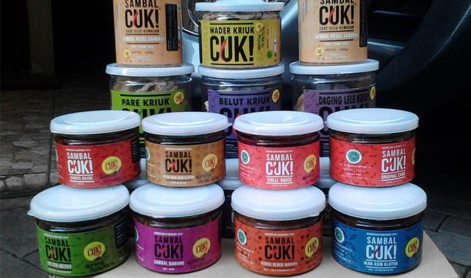 Sambal Cuk, 1. Almond Crispy Cheese, Oleh-oleh khas Surabaya, 2. Spikoe, 3. Belinjo Udang (Blidang), Khas Surabaya, 4. Keripik Buah Kane-Kane, 5. Pohong Tata, Oleh-oleh Khas Surabaya, 6. Kue Lapis Surabaya, 7. Sambal Bu Rudy Khas Surabaya, 8. Kue Mente, Produk Khas Surabaya, 9. Suoklat, Jajanan Khas Surabaya, 10. Kaos Cak Cuk, Asli Surabaya, 11. Kerupuk Ikan Kenjeran, 12. Kue Bikang Peneleh, 13. Fruit Cake Glory, 14. Sambal Cuk, 15. Abon Sapi Padmosusastro, 16. Bebek Djangkep, 17. Surabaya Snowcake, 18. Rambak Sapi, 19. Oseng Tuna Asap, 20. Kopi Bandrek, Oleh-oleh Khas Surabaya, 21. Bandeng Asap, 22. Siropen Telasih, 23. Krupuk Udang Lobster, 24. GunaGuna Snack, 25. Bunarendang, 26. Jenang dan Sirup Mangrove, 27. Bolu Joeang Surabaya , 28. Dawet Blauran , 29. Baju Batik Surabaya, 30. Sepatu Khas Wedoro, 31. Vallens Cake Surabaya, 32. Bandang Asap