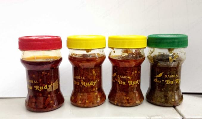 Sambal Bu Rudy Khas Surabaya, 1. Almond Crispy Cheese, Oleh-oleh khas Surabaya, 2. Spikoe, 3. Belinjo Udang (Blidang), Khas Surabaya, 4. Keripik Buah Kane-Kane, 5. Pohong Tata, Oleh-oleh Khas Surabaya, 6. Kue Lapis Surabaya, 7. Sambal Bu Rudy Khas Surabaya, 8. Kue Mente, Produk Khas Surabaya, 9. Suoklat, Jajanan Khas Surabaya, 10. Kaos Cak Cuk, Asli Surabaya, 11. Kerupuk Ikan Kenjeran, 12. Kue Bikang Peneleh, 13. Fruit Cake Glory, 14. Sambal Cuk, 15. Abon Sapi Padmosusastro, 16. Bebek Djangkep, 17. Surabaya Snowcake, 18. Rambak Sapi, 19. Oseng Tuna Asap, 20. Kopi Bandrek, Oleh-oleh Khas Surabaya, 21. Bandeng Asap, 22. Siropen Telasih, 23. Krupuk Udang Lobster, 24. GunaGuna Snack, 25. Bunarendang, 26. Jenang dan Sirup Mangrove, 27. Bolu Joeang Surabaya , 28. Dawet Blauran , 29. Baju Batik Surabaya, 30. Sepatu Khas Wedoro, 31. Vallens Cake Surabaya, 32. Bandang Asap