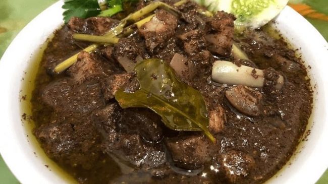Saksang, 1. Lontong Medan, 2. Mie Gomak, 3. Sate Padang Medan , 4. Mie Aceh Medan, 5. Soto Medan, 6. Bihun Bebek, 7. Bakso Lembu Medan, 8. Es Krim Tip Top, 9. Kari Bihun Tabona, 10. Rujak Kolam Medan, 11. Teh Susu Telur, 12. Kwetiau Ateng, 13. Kolak Durian, 14. Saksang, 15. Babi Panggang Karo, 16. Daun Singkong Tumbuk, 17. Bika Ambon, 18. Durian Medan, 19. Ikan Teri Medan, 20. Lemang Medan , 21. Sate Kerang, 22. Kacang Sihobuk, 23. Kue Ombus-ombus, 24. Kopi Sidikalang, 25. Sirup Markisa