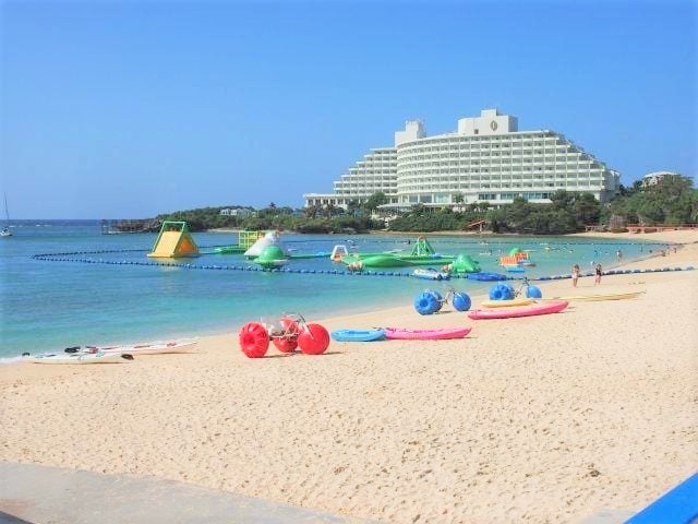 Salah satu pantai di Okinawa via Matcha-jp, Mari mulai dengan menikmati mekarnya bunga Sakura di musim semi, Larut dalam lautan warna-warni musim gugur di Jepang, Mengenal musim liburan di Jepang, Cerita tentang tsuyu dan taifun