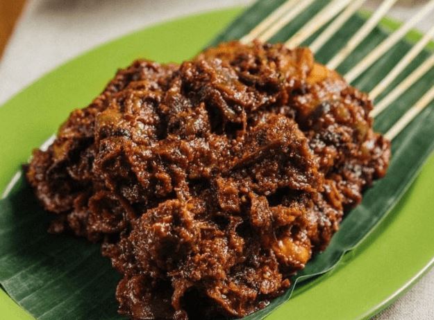 Sate Kerang MEdan, 1. Lontong Medan, 2. Mie Gomak, 3. Sate Padang Medan , 4. Mie Aceh Medan, 5. Soto Medan, 6. Bihun Bebek, 7. Bakso Lembu Medan, 8. Es Krim Tip Top, 9. Kari Bihun Tabona, 10. Rujak Kolam Medan, 11. Teh Susu Telur, 12. Kwetiau Ateng, 13. Kolak Durian, 14. Saksang, 15. Babi Panggang Karo, 16. Daun Singkong Tumbuk, 17. Bika Ambon, 18. Durian Medan, 19. Ikan Teri Medan, 20. Lemang Medan , 21. Sate Kerang, 22. Kacang Sihobuk, 23. Kue Ombus-ombus, 24. Kopi Sidikalang, 25. Sirup Markisa