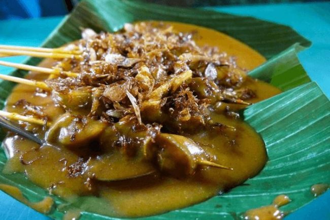 Sate Padang Medan, 1. Lontong Medan, 2. Mie Gomak, 3. Sate Padang Medan , 4. Mie Aceh Medan, 5. Soto Medan, 6. Bihun Bebek, 7. Bakso Lembu Medan, 8. Es Krim Tip Top, 9. Kari Bihun Tabona, 10. Rujak Kolam Medan, 11. Teh Susu Telur, 12. Kwetiau Ateng, 13. Kolak Durian, 14. Saksang, 15. Babi Panggang Karo, 16. Daun Singkong Tumbuk, 17. Bika Ambon, 18. Durian Medan, 19. Ikan Teri Medan, 20. Lemang Medan , 21. Sate Kerang, 22. Kacang Sihobuk, 23. Kue Ombus-ombus, 24. Kopi Sidikalang, 25. Sirup Markisa