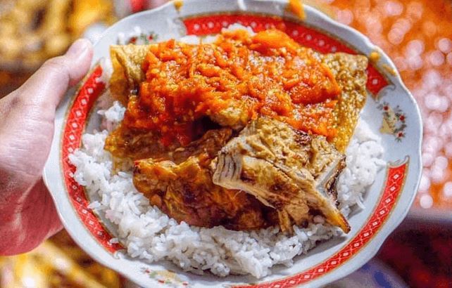 Sego Sambel Khas Surabaya, 1. Nasi Goreng Jancuk, 2. Sego Sambel Khas Surabaya, 3. Nasi Cumi Nikmat Surabaya, 4. Nasi Campur Tambak Bayan, 5. Nasi Empal Pengampon, 6. Nasi Krawu Surabaya, 7. Rujak Cingur Khas Surabaya, 8. Tahu Tek Surabaya, 9. Pecel Semanggi, 10. Sate Klopo, 11. Sate Lisidu, 12. Sate Karak, 13. Lontong Kupang, 14. Lontong Balap Paling Enak, 15. Mie Akhirat Kota SBY, 16. Mie Pecun, 17. Bebek Mercon, 18. Bebek Palupi, 19. Bebek Goreng Sinjay, 20. Bebek Tugu Pahlawan, 21. Rawon Kalkulator Taman Bungkul, 22. Rawon Setan Khas Surabaya, 23. Belut Spesial Khas Surabaya, 24. Soto Lamongan Cak Har, 25. Kepiting Cak Gundul, 26. Tahu Campur , 27. Surabaya Snowcake , 28. Almond Crispy Cheese, 29. Es Krim Zangrandi , 30. Soto Gubeng, 31. Pohong Tata, 32. Lapis Surabaya, 33. Sirup Bogem Mangrove