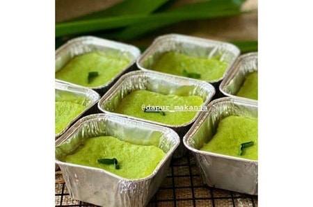 Sikaporo via IG @daput_makanja, 1. Coto Makassar, 2. Sop Saudara, 3. Pallubasa, 4. Pallumara, 5. Konro Makassar, 6. Juku Pallu Ce’la, 7. Konro Bakar, 8. Sop Ubi, 9. Songkolo Bagadang, 10. Burasa, 11. Bebek Palekko, 12. Kapurung, 13. Mie Titi, 14. Barongko, 15. Pisang Epe, 16. Es Palu Butung, 17. Gogoso, 18. Sarabba, 19. Ikan Bakar Parape, Termasuk Makanan Khas Makassar, 20. Es Pisang Ijo, Makanan Khas Makassar yang Populer, 21. Jalangkote, 22. Sikaporo, 23. Kue Apang, Kue Tradisional Khas Makassar, 24. Pallu Kacci, 25. Nasi Kuning Riburane, 26. Roko-Roko Unti dan Cangkuning, 27. Putu Cangkiri, 28. Baje, 29. Kue Dange, 30. Buroncong, 31. Cucuru Bayao