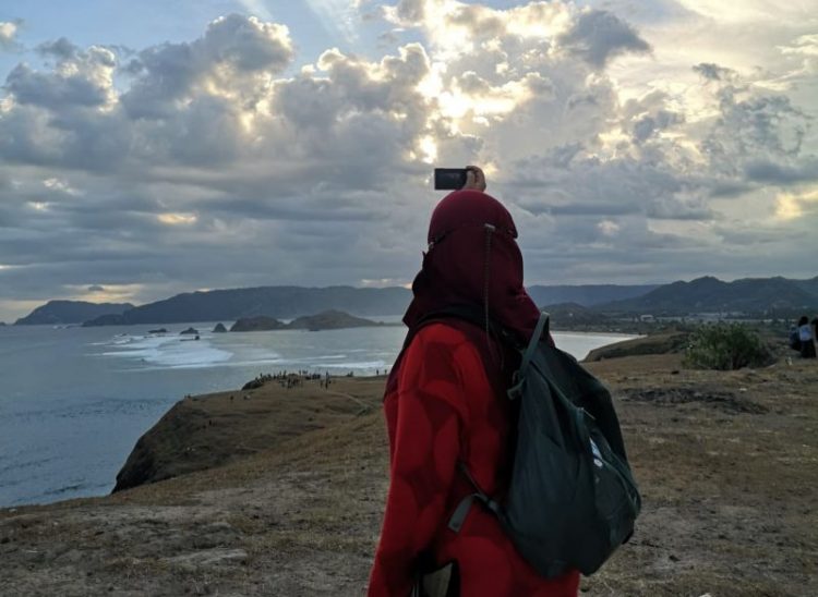 Solo Traveling via Okezone, 1. Mitos: “Untuk Dapat Tiket Pesawat Murah, Pesannya Harus Jauh-jauh Hari Sebelum Hari-H.”, 2. Mitos: “Beli tiket pesawat di hari Selasa, harganya lebih murah dari hari lain.”, 3. Mitos: “Jetlag terjadi karena kurang tidur selama di perjalanan.”, 4. Mitos: “Travelling itu mahal dan hanya cocok untuk mereka yang punya banyak duit!”, 5. Mitos: “Traveling cuma cocok untuk mereka yang punya waktu. Saya sih sibuk, nggak sempat jalan-jalan!”, 6. Mitos: “Ngapain jalan-jalan? Ngabisin duit aja ah!”, 7. Mitos: “Solo traveling itu berbahaya. Apalagi kalau kamu perempuan!”, 8. Mitos: “Mumpung masih single, jalan-jalan dulu sepuasnya. Kalau sudah punya anak sih, ribet!”, 9. Mitos: “Bahasa Inggris bisa diterima di seluruh dunia.”, 10. Mitos: “Karena nggak semua negara ngerti bahasa Inggris, kamu harus belajar dulu bahasa negara yang akan dikunjungi sebelum main kesana”, 11. Mitos: “Pergi traveling bareng orang yang belum dikenal itu nggak banget deh! Bahaya!”, 12. Mitos: “Ngapain nginep di hostel? Hostel kan cuma cocok untuk backpackers atau mahasiswa aja!”, 13. Mitos: “Jangan coba-coba ikutan couchsurfing. Bahaya banget menginap di rumah orang yang nggak dikenal, 14. Mitos: “Buku panduan wisata itu nggak selalu tepat. Yang paling oke tuh tanya langsung ke penduduk lokal!”, 15. Mitos: “Pemegang passport Indonesia bakalan ribet kalau mau jalan-jalan keliling dunia.”, 16. Mitos: “Waktu paling strategis untuk menekan budget traveling, adalah dengan berwisata pas low season”, 17. Mitos: “Untuk dapat harga terbaik, pesan kamar hotel lewat situs booking saja.”, 18. Mitos: “Kalau lagi jalan-jalan, jangan jajan di pinggir jalan. Bisa bikin sakit, lho! Mending makan di restoran saja deh!”