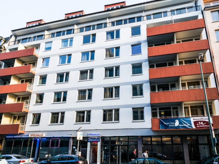 Smart Stay Hotel Frankfurt via Hotelsclick, 1. Sendiri Atau Keluarga, Perokok atau Bukan, B&amp;B Hotel Frankfurt City-Ost Menyediakan Akomodasi Untuk Semua Orang!, 2. United Hostel Frankfurt City Center Ini Terkenal Sebagai Penginapan Favorit Para Backpackers Muda Dunia., 3. Bagi Kamu yang Penuh Semangat, Meininger Hotel Frankfurt Main Messe Sepertinya Keren dan Cozy!, 4. Asyiknya Merilekskan Diri dengan Berbagai Layanan Spa di Savoy Hotel, 5. Nggak Perlu Pusing Mikirin Transport Kalau Menginapnya di Comfort Hotel Frankfurt City Center yang Super Strategis, 6. Pura-Pura Punya Rumah Sendiri di Germany dengan Menginap di Villa Orchard Frankfurt yang Nyaman, 7. Penuh Kejutan di Setiap Ruang Clarion Collection Hotel yang Berfasilitas Lengkap, 8. Malas Perjalanan Jauh dari Bandara? Park Inn by Radisson Frankfurt Airport Hotel Sebagai Solusinya!, 9. Ada Lagi Nih Smart Stay Hotel Frankfurt yang Merupakan Cara Pintar untuk Menghemat Budget