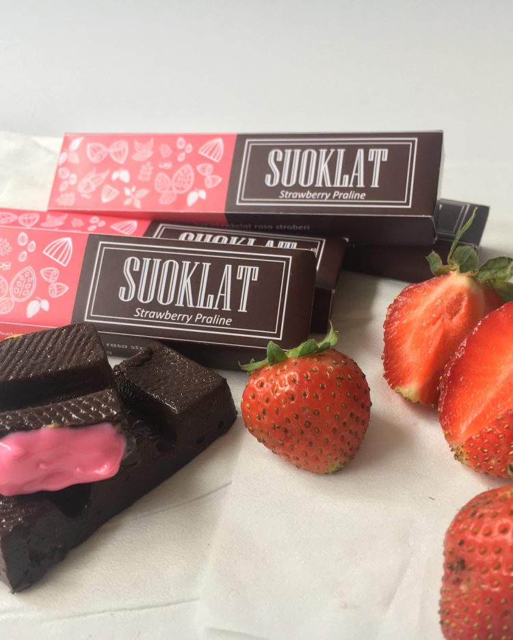 Suoklat, Jajanan Khas Surabaya, 1. Almond Crispy Cheese, Oleh-oleh khas Surabaya, 2. Spikoe, 3. Belinjo Udang (Blidang), Khas Surabaya, 4. Keripik Buah Kane-Kane, 5. Pohong Tata, Oleh-oleh Khas Surabaya, 6. Kue Lapis Surabaya, 7. Sambal Bu Rudy Khas Surabaya, 8. Kue Mente, Produk Khas Surabaya, 9. Suoklat, Jajanan Khas Surabaya, 10. Kaos Cak Cuk, Asli Surabaya, 11. Kerupuk Ikan Kenjeran, 12. Kue Bikang Peneleh, 13. Fruit Cake Glory, 14. Sambal Cuk, 15. Abon Sapi Padmosusastro, 16. Bebek Djangkep, 17. Surabaya Snowcake, 18. Rambak Sapi, 19. Oseng Tuna Asap, 20. Kopi Bandrek, Oleh-oleh Khas Surabaya, 21. Bandeng Asap, 22. Siropen Telasih, 23. Krupuk Udang Lobster, 24. GunaGuna Snack, 25. Bunarendang, 26. Jenang dan Sirup Mangrove, 27. Bolu Joeang Surabaya , 28. Dawet Blauran , 29. Baju Batik Surabaya, 30. Sepatu Khas Wedoro, 31. Vallens Cake Surabaya, 32. Bandang Asap