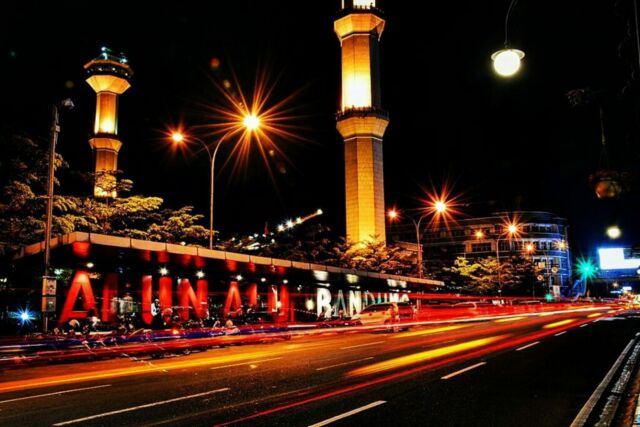Suasana Alun-Alun Bandung di malam hari Foto Google Maps Fenta Fijayanto, Sejarah Alun-alun Kota Bandung, Alamat Alun-alun Bandung, Kelebihan Alun-alun Kota Bandung, Fasilitas yang Tersedia