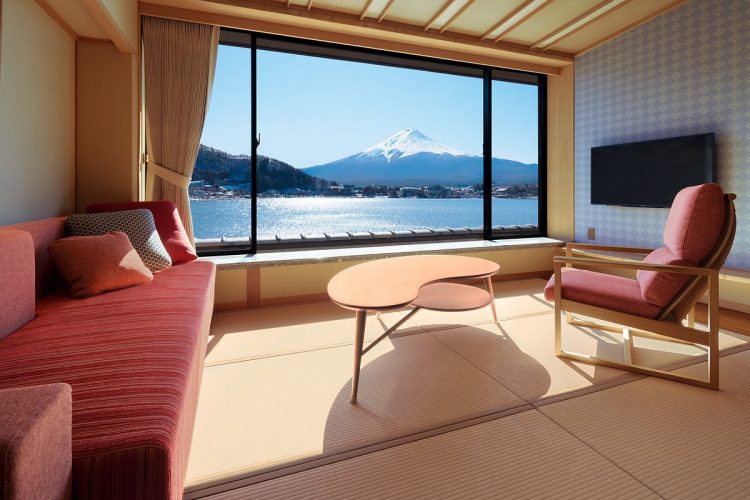 Suasana Kamar dengan View Gunung Fuji Kozantei Ubuya - Hotel Onsen di Jepang