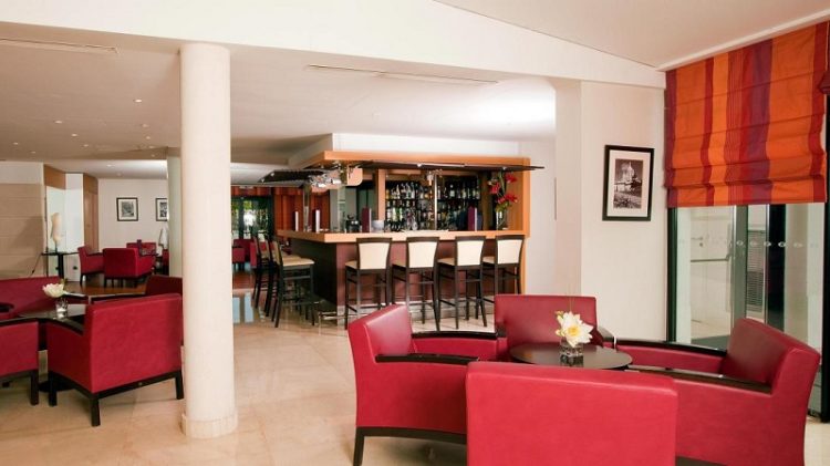 Suasana interior, via agoda, 1. Kyriad Disneyland Resort Paris, Salah Satu Hotel Partner Disneyland Paris yang Rate-nya Kerap Diobral Abis!, 2. Walau Nggak Sepenuhnya Berbentuk Hotel, Sejours et Affaires Rive Gauche Aparthotel Ini Cukup Layak Untuk Dipertimbangkan, 3. Satu Lagi Hotel Partner Disneyland Paris yang Perlu Dipertimbangkan, yaitu Adagio Marne La Vallée Val d’Europe Aparthotel, 4. Hipark Residence Serris Val d’Europe, Apartemen Keren yang Rate-nya Masih Dibawah 1 Juta, 5. Alternatif Lainnya, Kalian Bisa Melirik Residhome Val d’Europe Yang Juga Ada di Sekitar Disneyland Paris, 6. Walau Nggak Dekat-Dekat Amat dengan Disneyland Paris, Ibis Budget Marne la Vallée Layak Dilirik Karena Rate-nya yang Asyik Banget