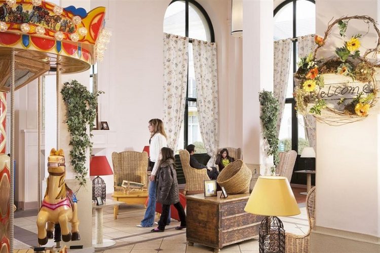 Suasana interior, via iceportal, 1. Kyriad Disneyland Resort Paris, Salah Satu Hotel Partner Disneyland Paris yang Rate-nya Kerap Diobral Abis!, 2. Walau Nggak Sepenuhnya Berbentuk Hotel, Sejours et Affaires Rive Gauche Aparthotel Ini Cukup Layak Untuk Dipertimbangkan, 3. Satu Lagi Hotel Partner Disneyland Paris yang Perlu Dipertimbangkan, yaitu Adagio Marne La Vallée Val d’Europe Aparthotel, 4. Hipark Residence Serris Val d’Europe, Apartemen Keren yang Rate-nya Masih Dibawah 1 Juta, 5. Alternatif Lainnya, Kalian Bisa Melirik Residhome Val d’Europe Yang Juga Ada di Sekitar Disneyland Paris, 6. Walau Nggak Dekat-Dekat Amat dengan Disneyland Paris, Ibis Budget Marne la Vallée Layak Dilirik Karena Rate-nya yang Asyik Banget