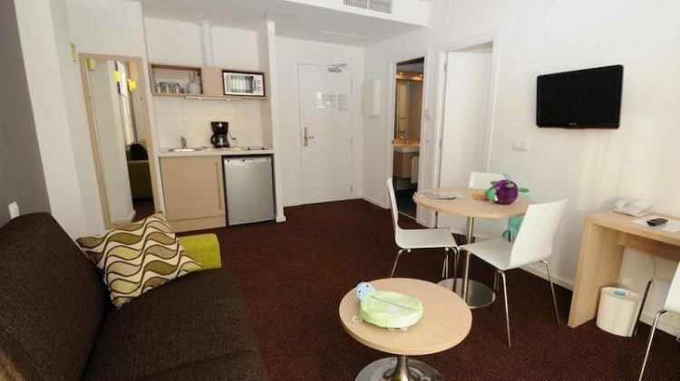 Suasana kamar, via agoda, 1. Kyriad Disneyland Resort Paris, Salah Satu Hotel Partner Disneyland Paris yang Rate-nya Kerap Diobral Abis!, 2. Walau Nggak Sepenuhnya Berbentuk Hotel, Sejours et Affaires Rive Gauche Aparthotel Ini Cukup Layak Untuk Dipertimbangkan, 3. Satu Lagi Hotel Partner Disneyland Paris yang Perlu Dipertimbangkan, yaitu Adagio Marne La Vallée Val d’Europe Aparthotel, 4. Hipark Residence Serris Val d’Europe, Apartemen Keren yang Rate-nya Masih Dibawah 1 Juta, 5. Alternatif Lainnya, Kalian Bisa Melirik Residhome Val d’Europe Yang Juga Ada di Sekitar Disneyland Paris, 6. Walau Nggak Dekat-Dekat Amat dengan Disneyland Paris, Ibis Budget Marne la Vallée Layak Dilirik Karena Rate-nya yang Asyik Banget