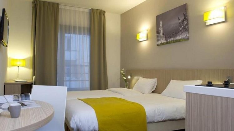 Suasana kamar, via agoda, 1. Kyriad Disneyland Resort Paris, Salah Satu Hotel Partner Disneyland Paris yang Rate-nya Kerap Diobral Abis!, 2. Walau Nggak Sepenuhnya Berbentuk Hotel, Sejours et Affaires Rive Gauche Aparthotel Ini Cukup Layak Untuk Dipertimbangkan, 3. Satu Lagi Hotel Partner Disneyland Paris yang Perlu Dipertimbangkan, yaitu Adagio Marne La Vallée Val d’Europe Aparthotel, 4. Hipark Residence Serris Val d’Europe, Apartemen Keren yang Rate-nya Masih Dibawah 1 Juta, 5. Alternatif Lainnya, Kalian Bisa Melirik Residhome Val d’Europe Yang Juga Ada di Sekitar Disneyland Paris, 6. Walau Nggak Dekat-Dekat Amat dengan Disneyland Paris, Ibis Budget Marne la Vallée Layak Dilirik Karena Rate-nya yang Asyik Banget