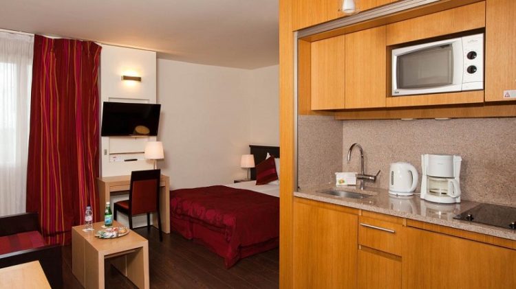 Suasana kamar, via agoda, 1. Kyriad Disneyland Resort Paris, Salah Satu Hotel Partner Disneyland Paris yang Rate-nya Kerap Diobral Abis!, 2. Walau Nggak Sepenuhnya Berbentuk Hotel, Sejours et Affaires Rive Gauche Aparthotel Ini Cukup Layak Untuk Dipertimbangkan, 3. Satu Lagi Hotel Partner Disneyland Paris yang Perlu Dipertimbangkan, yaitu Adagio Marne La Vallée Val d’Europe Aparthotel, 4. Hipark Residence Serris Val d’Europe, Apartemen Keren yang Rate-nya Masih Dibawah 1 Juta, 5. Alternatif Lainnya, Kalian Bisa Melirik Residhome Val d’Europe Yang Juga Ada di Sekitar Disneyland Paris, 6. Walau Nggak Dekat-Dekat Amat dengan Disneyland Paris, Ibis Budget Marne la Vallée Layak Dilirik Karena Rate-nya yang Asyik Banget