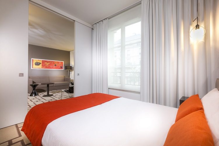 Suasana kamar, via hipark-residences, 1. Kyriad Disneyland Resort Paris, Salah Satu Hotel Partner Disneyland Paris yang Rate-nya Kerap Diobral Abis!, 2. Walau Nggak Sepenuhnya Berbentuk Hotel, Sejours et Affaires Rive Gauche Aparthotel Ini Cukup Layak Untuk Dipertimbangkan, 3. Satu Lagi Hotel Partner Disneyland Paris yang Perlu Dipertimbangkan, yaitu Adagio Marne La Vallée Val d’Europe Aparthotel, 4. Hipark Residence Serris Val d’Europe, Apartemen Keren yang Rate-nya Masih Dibawah 1 Juta, 5. Alternatif Lainnya, Kalian Bisa Melirik Residhome Val d’Europe Yang Juga Ada di Sekitar Disneyland Paris, 6. Walau Nggak Dekat-Dekat Amat dengan Disneyland Paris, Ibis Budget Marne la Vallée Layak Dilirik Karena Rate-nya yang Asyik Banget