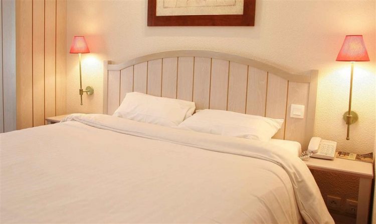 Suasana kamar, via iceportal, 1. Kyriad Disneyland Resort Paris, Salah Satu Hotel Partner Disneyland Paris yang Rate-nya Kerap Diobral Abis!, 2. Walau Nggak Sepenuhnya Berbentuk Hotel, Sejours et Affaires Rive Gauche Aparthotel Ini Cukup Layak Untuk Dipertimbangkan, 3. Satu Lagi Hotel Partner Disneyland Paris yang Perlu Dipertimbangkan, yaitu Adagio Marne La Vallée Val d’Europe Aparthotel, 4. Hipark Residence Serris Val d’Europe, Apartemen Keren yang Rate-nya Masih Dibawah 1 Juta, 5. Alternatif Lainnya, Kalian Bisa Melirik Residhome Val d’Europe Yang Juga Ada di Sekitar Disneyland Paris, 6. Walau Nggak Dekat-Dekat Amat dengan Disneyland Paris, Ibis Budget Marne la Vallée Layak Dilirik Karena Rate-nya yang Asyik Banget