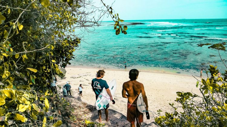 Syurga Peselancar di Green Bowl, Alamat Pantai Green Bowl Bali, Tiket Masuk Green Bowl Beach, Alasan Pemberian Nama Green Bowl Beach, Pantai Green Bowl, Kenapa Green Bowl Beach Sepi Pengujung?, Pantai Green Bowl Tempat Terbaik Untuk Berselancar, Aktivitas Seru di Green Bowl Beach, Perlengkapan yang Perlu Anda Bawa