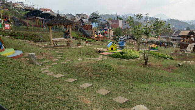 Taman Kelinci Rumah Hobbit via Gmap Willy Rabindra, Taman Kelinci Pujon Batu Malang, Alamat Taman Kelinci, Fasilitas Taman Kelinci Pujon, Harga Tiket Masuk Taman Kelinci Batu, Jam Buka Taman Kelinci Malang, Bermain Di Taman Wisata Bertema Negeri Dongeng