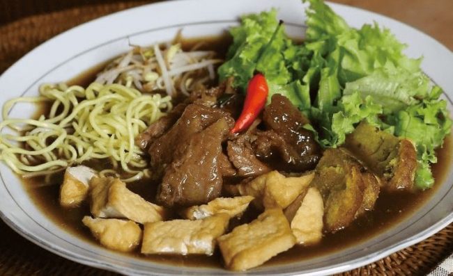 Tahu Campur , 1. Nasi Goreng Jancuk, 2. Sego Sambel Khas Surabaya, 3. Nasi Cumi Nikmat Surabaya, 4. Nasi Campur Tambak Bayan, 5. Nasi Empal Pengampon, 6. Nasi Krawu Surabaya, 7. Rujak Cingur Khas Surabaya, 8. Tahu Tek Surabaya, 9. Pecel Semanggi, 10. Sate Klopo, 11. Sate Lisidu, 12. Sate Karak, 13. Lontong Kupang, 14. Lontong Balap Paling Enak, 15. Mie Akhirat Kota SBY, 16. Mie Pecun, 17. Bebek Mercon, 18. Bebek Palupi, 19. Bebek Goreng Sinjay, 20. Bebek Tugu Pahlawan, 21. Rawon Kalkulator Taman Bungkul, 22. Rawon Setan Khas Surabaya, 23. Belut Spesial Khas Surabaya, 24. Soto Lamongan Cak Har, 25. Kepiting Cak Gundul, 26. Tahu Campur , 27. Surabaya Snowcake , 28. Almond Crispy Cheese, 29. Es Krim Zangrandi , 30. Soto Gubeng, 31. Pohong Tata, 32. Lapis Surabaya, 33. Sirup Bogem Mangrove
