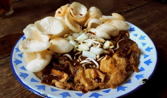 Tahu Tek Surabaya, 1. Nasi Goreng Jancuk, 2. Sego Sambel Khas Surabaya, 3. Nasi Cumi Nikmat Surabaya, 4. Nasi Campur Tambak Bayan, 5. Nasi Empal Pengampon, 6. Nasi Krawu Surabaya, 7. Rujak Cingur Khas Surabaya, 8. Tahu Tek Surabaya, 9. Pecel Semanggi, 10. Sate Klopo, 11. Sate Lisidu, 12. Sate Karak, 13. Lontong Kupang, 14. Lontong Balap Paling Enak, 15. Mie Akhirat Kota SBY, 16. Mie Pecun, 17. Bebek Mercon, 18. Bebek Palupi, 19. Bebek Goreng Sinjay, 20. Bebek Tugu Pahlawan, 21. Rawon Kalkulator Taman Bungkul, 22. Rawon Setan Khas Surabaya, 23. Belut Spesial Khas Surabaya, 24. Soto Lamongan Cak Har, 25. Kepiting Cak Gundul, 26. Tahu Campur , 27. Surabaya Snowcake , 28. Almond Crispy Cheese, 29. Es Krim Zangrandi , 30. Soto Gubeng, 31. Pohong Tata, 32. Lapis Surabaya, 33. Sirup Bogem Mangrove