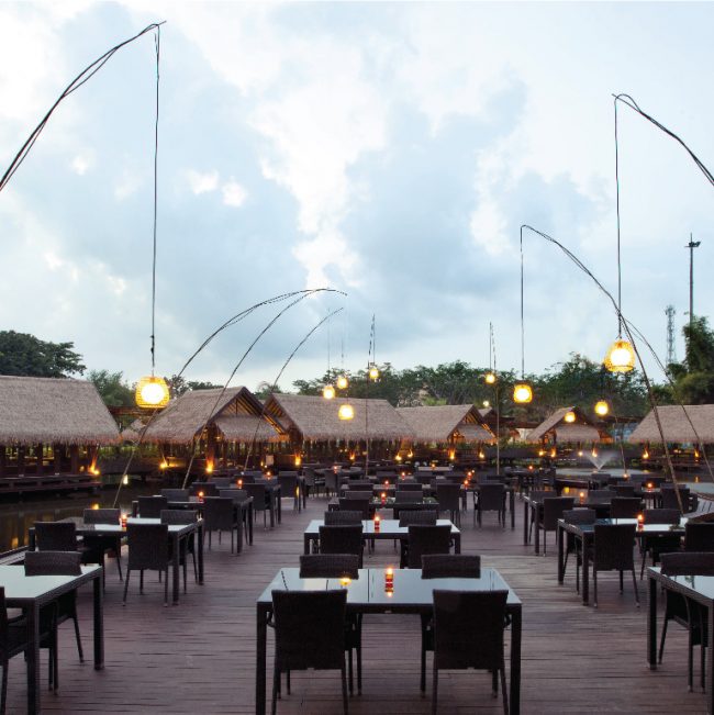 Talaga Sampireun, 1. Ombak Tepi Laut, 2. Marina Kitchen, 3. Jimbaran Resto, 4. Talaga Sampireun (Tutup), 5. Le Bridge, 6. Segarra Ancol (Tutup), 7. Bandar Djakarta, 8. Seaside Suki (Tutup Permanen), 9. Nelayan Seafood Restaurant (Tutup), 10. Gubug Makan Mang Engking Ancol, 11. The Pier Bay Kalaha, 12. Teratai Restaurant- Discovery Hotel (Tutup), 13. A&amp;W Ancol, 14. Nyiur Resto, 15. Oceanic Seabreeze (Tutup), 16. Saung Layaran, 17. 33 Degress Rooftop Lounge And Bar, 18. Ayam Tepi Laut, 19. Columbus Cafe, 20. BEACHFOOD ANCOL, 21. Sunda Kelapa Seafood