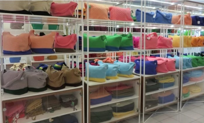 Tas Dowa via Benvoyagejogja, 1. Bakpia Jogja, 2. Yangko, 3. Geplak, 4. Gudeg Jogja, 5. Coklat Monggo, 6. Salak Pondoh, 7. Tiwul Yu Tum, 8. Jadah Tempe Mbah Carik, 9. Tasuba (Tahu Susu Bakso) Jogja, 10. Belalang Goreng (Walang Goreng), 11. Keripik Belut Jogja, 12. Seafood Olahan Jogja, 13. Peyek Mbok Tumpuk, 14. Batik Jogja, 15. Kerajinan Perak Jogja, 16. Blangkon, 17. Brownies Ubi Ungu, 18. Keripik Tempe Sagu, 19. Jogja Scrummy, 20. Gudeg Kaleng, 21. Gerabah Kasongan, 22. Kaos Dagadu, 23. Kue Mochi, 24. Keripik Welut, 25. Wayang, 26. Kerajinan Kulit, 27. Aksesoris Khas Jogja, 28. Tas Dowa, 29. Bakpia Princess Cake, 30. Wedang Uwuh, 31. Geblek Kulonprogo, 32. Tas Rotan, 33. Kopi Merapi, 1. Naturalan, 2. Kaloka Pottery, 3. Toko Barang Bareng, 4. Dowa Bag And Factory, 6. Mamahke Jogja