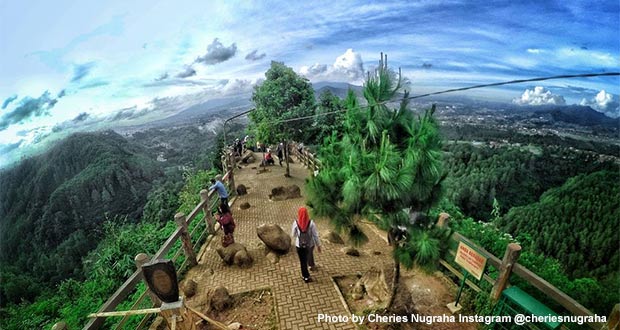 Tebing Keraton di Dago Atas Foto by @cheriesnugraha, 1. Tangkuban Perahu, 2. Sendang Geulis Kahuripan Bandung, 3. Tebing Keraton, 4. Upside Down World Bandung, 5. The Lodge Maribaya Lembang, 6. Bandung Treetop (Tutup), 7. Kampung Gajah Wonderland (Tutup), 8. Wisata Situ Patenggang, 9. Dusun Bambu, 10. Curug Citambur