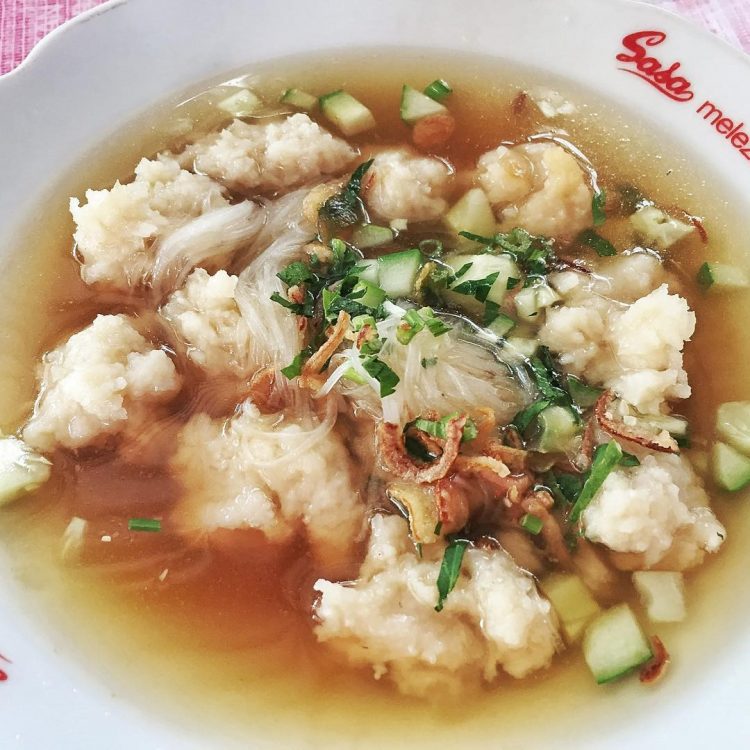 Tekwan via IG @smelllikehome, 1. Pempek, 2. Tekwan, 3. Laksan, 4. Celimpungan, 5. Burgo, 6. Lakso, 7. Martabak Palembang, 8. Mie Celor, 9. Pindang Ikan, 10. Pindang Tulang, 11. Sate Sapi Cucuk Manis, 12. Bakmi Babi, 13. Es Kacang Merah, 14. Kemplang Palembang, 15. Godo-Godo, 16. Gulo Puan, 17. Roti Koing, 18. Sambal Tempoyak, 19. Model, 20. Malbi, 21. Kue 8 Jam, 22. Otak-otak Kuah Cuko, 23. Lempok, 24. Lenggang, 25. Martabak HAR, 26. Kue Lapis Kojo, 27. Kue Engkak Ketan , 28. Kue Maksuba, 29. Kue Bolu Suri, 30. Kue Gandus, 31. Kue Lumpang, 32. Kue Srikaya, 33. Dadar Jiwo, 34. Sambal Lingkung, 35. Telok Ukan