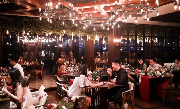 The Socialite Bistro &amp; Lounge via IG @thesocialite.id, 1. Kayanna Restaurant, 2. Palacio Wedding Chapel, 3. Citilites by Java Paragon, 4. Jade Imperial Restaurant, 5. Carnivor Steak &amp; Grill Surabaya (Tutup), 6. Domicile Kitchen &amp; Lounge, 7. Sky 36 Rooftop Dining, 8. Boncafe Pregolan Surabaya, 9. Bon Ami Restaurant, 10. Botanika Restaurant Surabaya, 11. Kahyangan Resto Surabaya, 12. Chao Phraya Thai Fine Cuisine, 13. Brassery Restaurant Surabaya, 14. The Socialite Bistro &amp; Lounge, 15. Citrus Lee Restaurant, 16. De Soematra Restaurant, 17. Pavilion Restaurant at JW Marriott Surabaya, 18. Tune Restaurant (Tutup), 19. Table 101 (Tutup), 20. The Consulate Surabaya, 21. Confit Restaurant