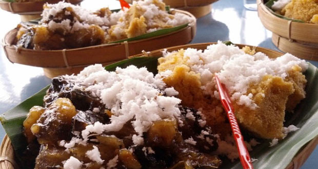 Tiwul Yu Tum, 1. Bakpia Jogja, 2. Yangko, 3. Geplak, 4. Gudeg Jogja, 5. Coklat Monggo, 6. Salak Pondoh, 7. Tiwul Yu Tum, 8. Jadah Tempe Mbah Carik, 9. Tasuba (Tahu Susu Bakso) Jogja, 10. Belalang Goreng (Walang Goreng), 11. Keripik Belut Jogja, 12. Seafood Olahan Jogja, 13. Peyek Mbok Tumpuk, 14. Batik Jogja, 15. Kerajinan Perak Jogja, 16. Blangkon, 17. Brownies Ubi Ungu, 18. Keripik Tempe Sagu, 19. Jogja Scrummy, 20. Gudeg Kaleng, 21. Gerabah Kasongan, 22. Kaos Dagadu, 23. Kue Mochi, 24. Keripik Welut, 25. Wayang, 26. Kerajinan Kulit, 27. Aksesoris Khas Jogja, 28. Tas Dowa, 29. Bakpia Princess Cake, 30. Wedang Uwuh, 31. Geblek Kulonprogo, 32. Tas Rotan, 33. Kopi Merapi, 1. Naturalan, 2. Kaloka Pottery, 3. Toko Barang Bareng, 4. Dowa Bag And Factory, 6. Mamahke Jogja